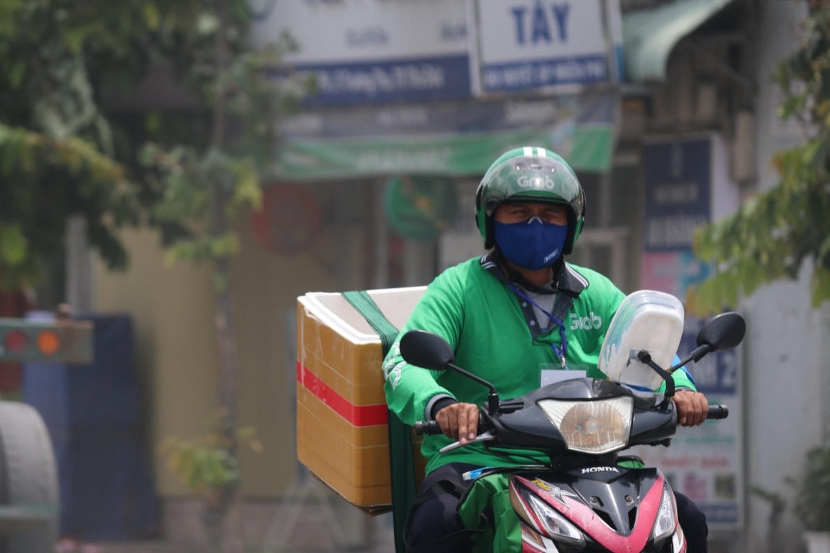Nghề ship hàng gặp nhiều nguy hiểm. Ảnh minh hoạ.