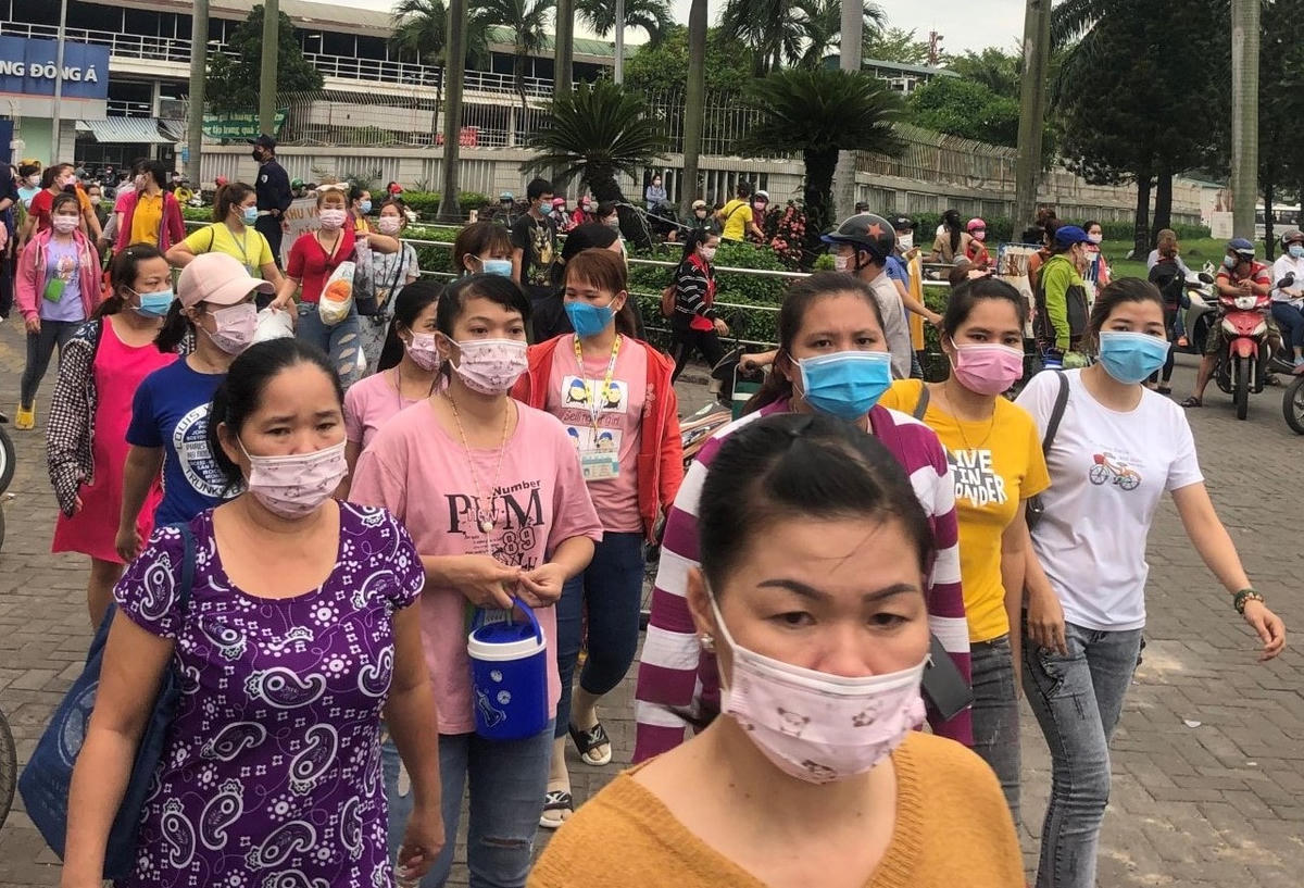 Công nhân ngành may lo mất việc và thất nghiệp.