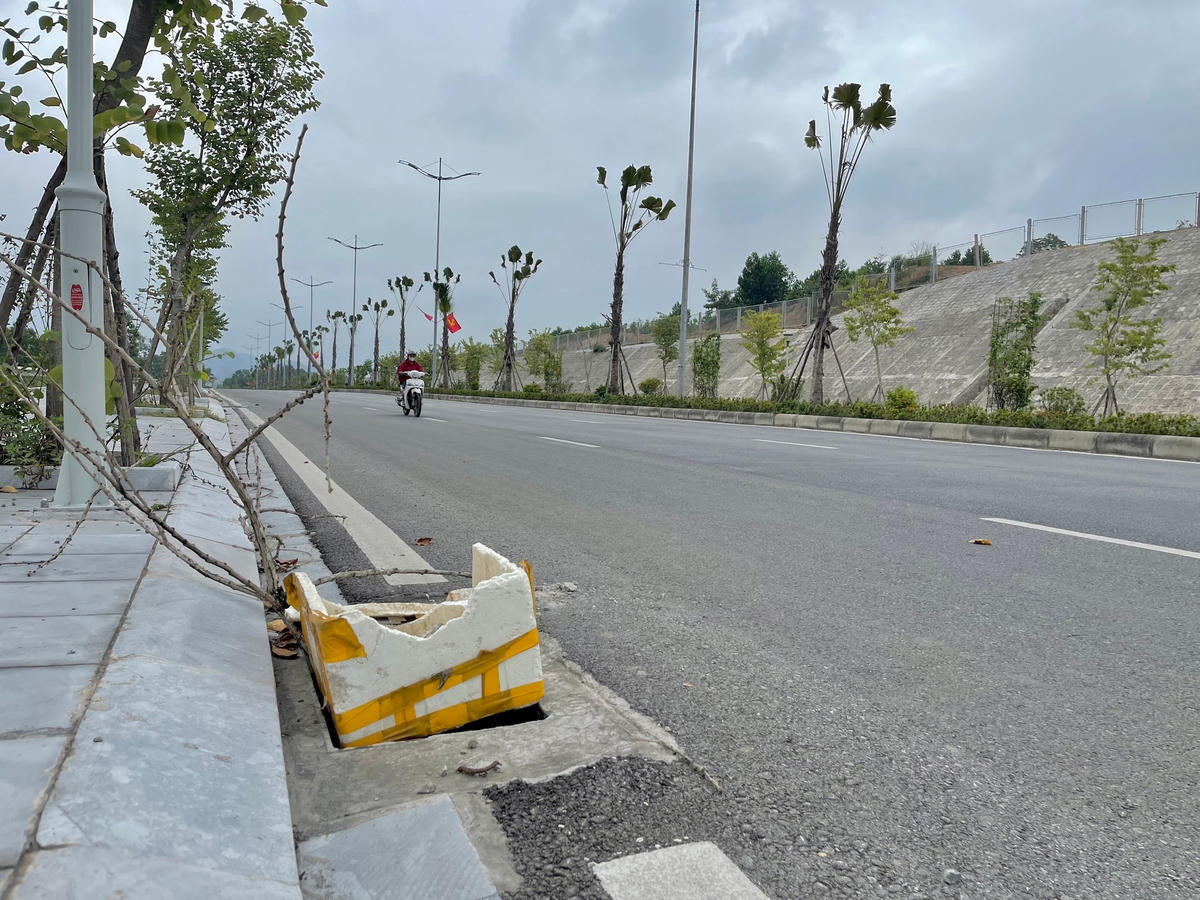 Việc hàng loạt nắp hố ga thoát nước bị mất không chỉ tiềm ẩn nguy hiểm mà còn ảnh hưởng đến mỹ quan đô thị.