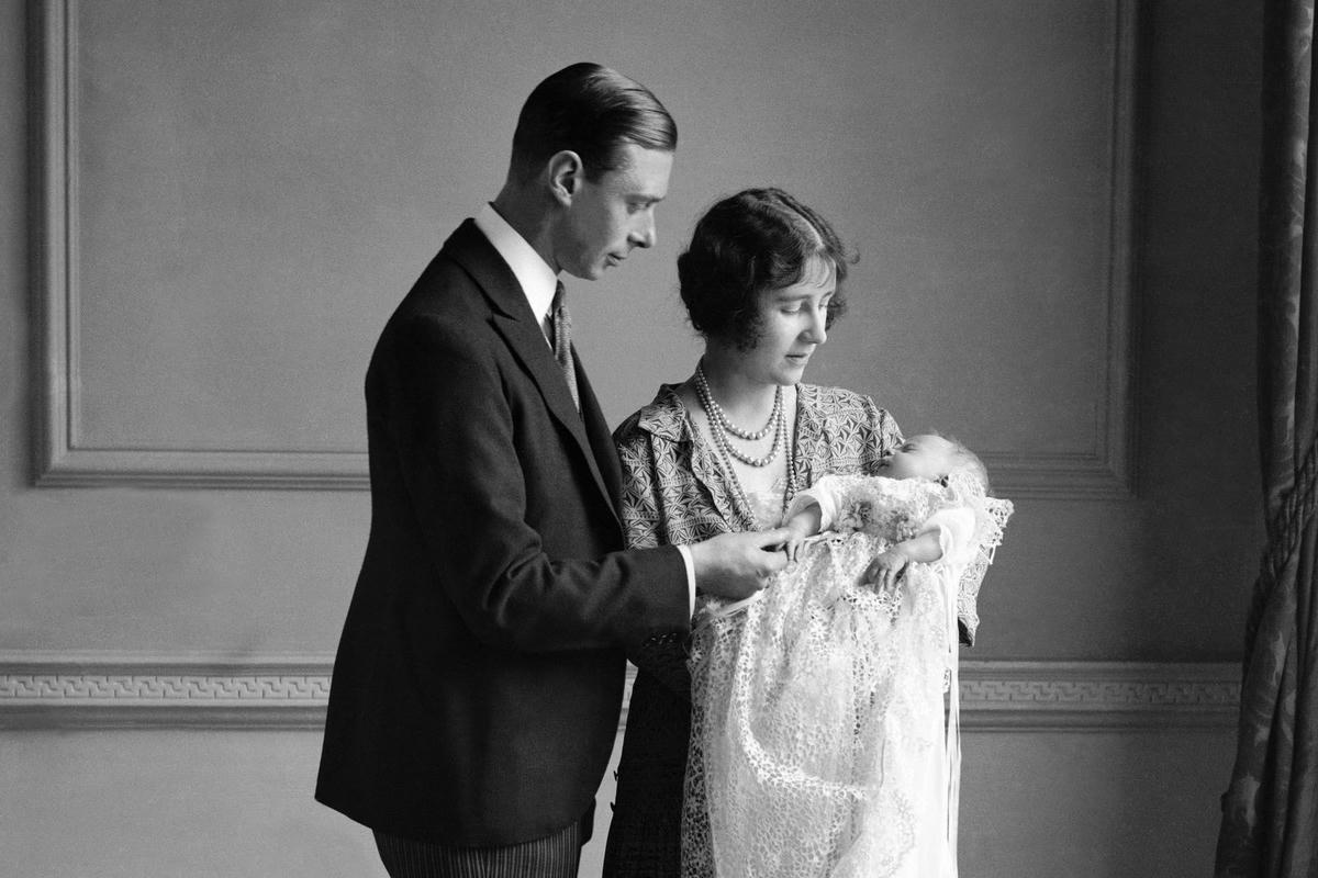 Nữ hoàng Anh Elizabeth II sinh ngày 21/4/1926 ở London. Bà là con gái đầu lòng của Đức vua George VI và Vương hậu Elizabeth. Trong ảnh: Đức vua George VI và Vương hậu Elizabeth bế con gái Elizabeth (Ảnh: PA).