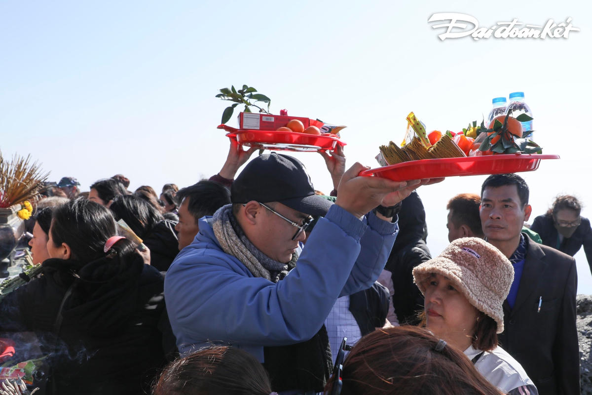 Gần vạn du khách hành hương về Yên Tử trong ngày khai hội