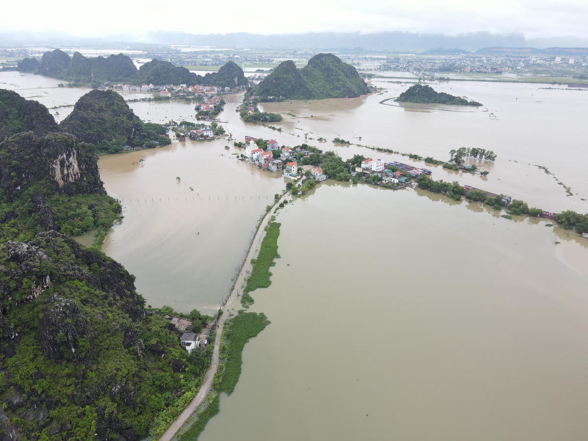 Trong số các địa phương bị ngập, khu vực 3 xóm của thôn Kênh Gà, xã Gia Thịnh (huyện Gia Viễn) là nơi chịu ảnh hưởng nặng nề nhất, cứ mỗi lần mưa lớn, nước sông lại dâng, làm ngập lụt hơn 600 hộ dân sống ven đê Hoàng Long.