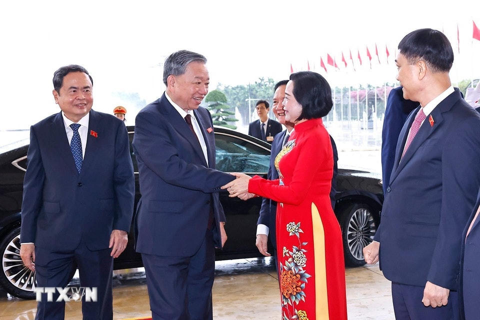 Chủ tịch Quốc hội Trần Thanh Mẫn và lãnh đạo Quốc hội đón Tổng Bí thư Tô Lâm đến chương trình gặp mặt. (Ảnh: Doãn Tấn/TTXVN)