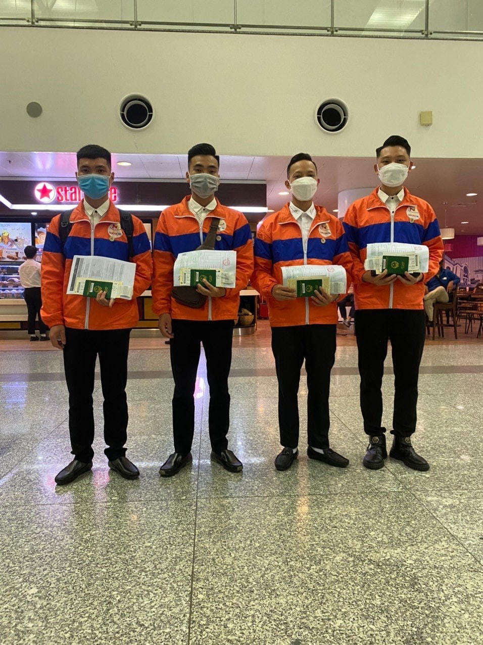 Người lao động làm thủ tục xuất cảnh.