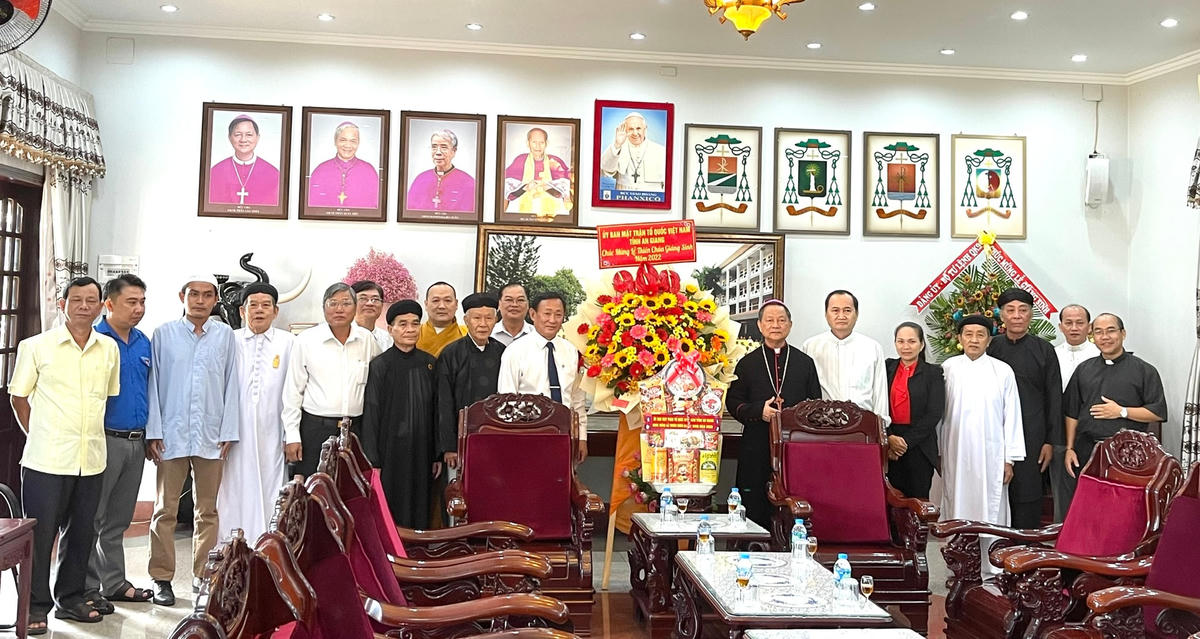 Chủ tịch Uỷ ban MTTQ Việt Nam tỉnh An Giang Nguyễn Tiếc Hùng tặng hoa chúc mừng Tòa Giám mục Long Xuyên.