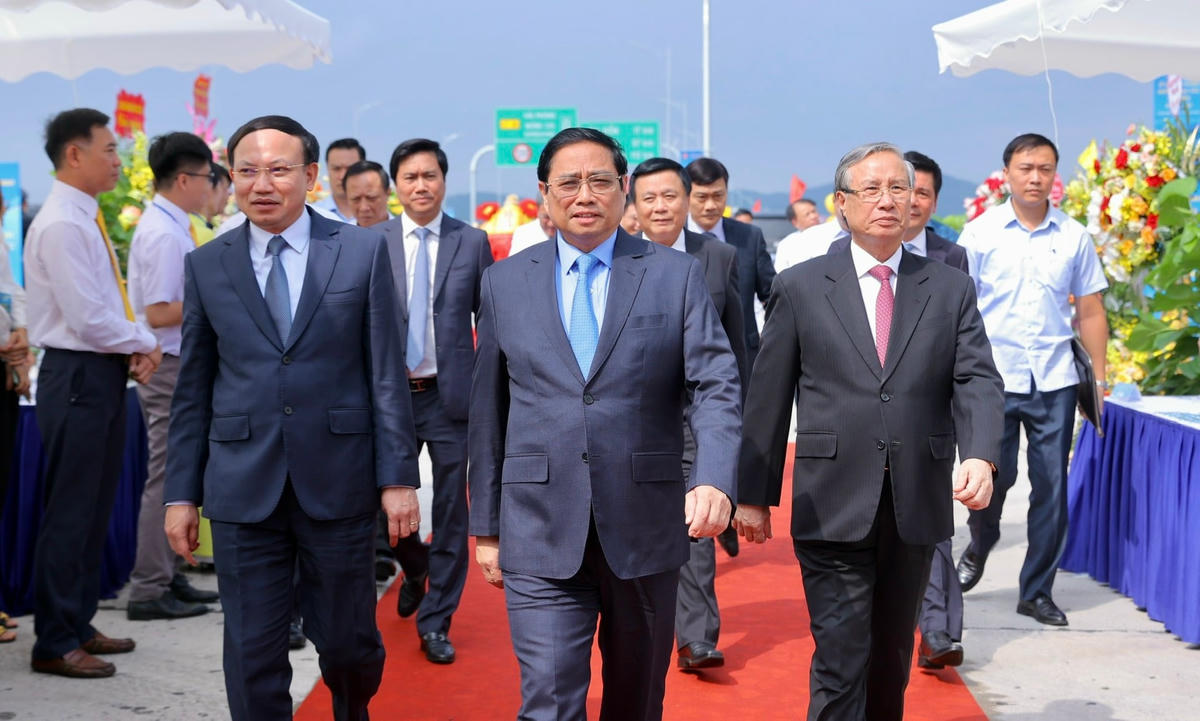Thủ tướng Chính phủ Phạm Minh Chính đến dự lễ khánh thành cao tốc Vân Đồn - Móng Cái và chung vui với Đảng bộ, chính quyền, nhân dân tỉnh Quảng Ninh.Thủ tướng Chính phủ Phạm Minh Chính cùng các đại biểu dự và cắt băng khánh thành tuyến cao tốc Vân Đồn - Móng Cái.Lễ khánh thành cao tốc Vân Đồn - Móng Cái diễn ra trong không khí vui tươi, phấn khởi.Những đoàn xe đầu tiên chạy thông tuyến cao tốc.Dự án Đường cao tốc Vân Đồn - Móng Cái có tổng chiều dài 80,23 km với tổng vốn đầu tư của dự án trên 14.000 tỷ đồng.Dự án bao gồm 2 dự án độc lập, trong đó: Tuyến Vân Đồn - Tiên Yên dài 16 km có tổng mức đầu tư 3.658 tỷ đồng bằng vốn ngân sách tỉnh Quảng Ninh.... Tuyến Tiên Yên - Móng Cái dài 64 km có tổng vốn đầu tư 9.113 tỷ đồng, được đầu tư theo phương thức PPP, hợp đồng BOT, do Công ty TNHH Đầu tư và phát triển hạ tầng Vân Đồn (thuộc Tập đoàn Sun Group) làm chủ đầu tư.Cao tốc Vân Đồn - Móng Cái là một trong những tuyến đường sở hữu nhiều cây cầu vượt biển, vượt sông suối nhất cả nước với 35 cây cầu.Hệ thống giao thông thông minh ITS được trang bị hiện đại ghi hình liên tục 24/24 giờ trong mọi điều kiện thời tiết.Hệ thống 66 camera an ninh liên tục truyền tải tín hiệu về trạm điều hành.Cao tốc Vân Đồn - Móng Cái khánh thành và đi vào hoạt động là niềm tự hào của tỉnh Quảng Ninh trong công tác đầu tư phát triển hạ tầng, khi đây là địa phương duy nhất cả nước sở hữu tuyến cao tốc dài nhất, hiện đại nhất.