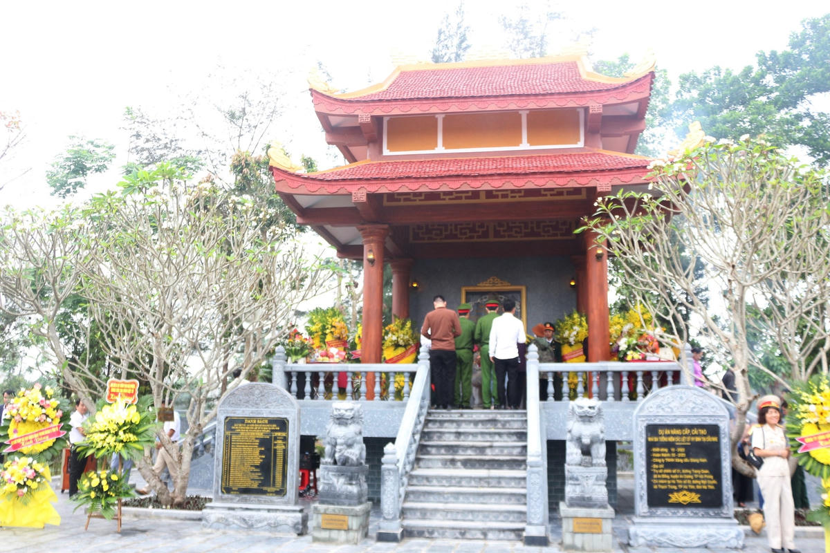 Nhà bia tưởng niệm được tu bổ trang trọng.