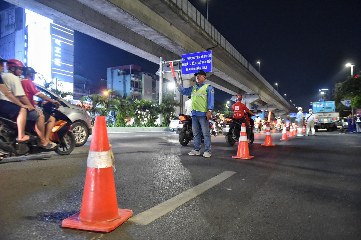 Để bảo đảm giao thông, trước đó, Ban Quản lý dự án đã chỉ đạo nhà thầu thực hiện xong các công việc: Xén dải phân cách giữa trên đường Nguyễn Trãi (từ vị trí trụ ER 12 - ER13 của tuyến đường sắt trên cao Cát Linh - Hà Đông); lắp đặt các biển hướng dẫn phân luồng, biển cảnh báo các phương tiện muốn rẽ trái Khuất Duy Tiến và đi Ngã Tư Sở qua nút giao Nguyễn Trãi - Nguyễn Xiển (hướng di chuyển Hà Đông - Ngã Tư Sở) cần di chuyển xuống hầm chui.