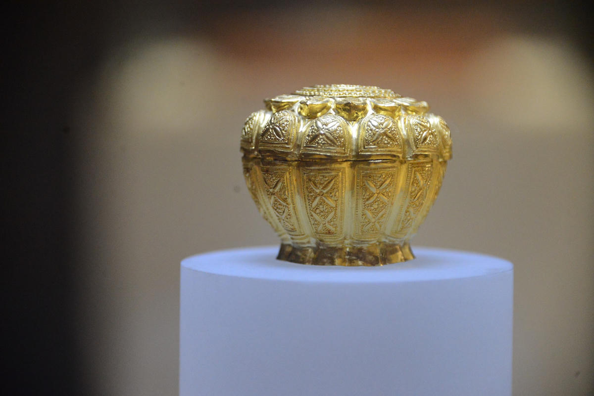 Hộp vàng Ngọa Vân – Yên Tử là di vật vô cùng quý giá không chỉ bởi được làm bằng vàng mà hình dáng, hoa văn cũng được tạo tác rất hoàn hảo, mang tính nghệ thuật cao, thể hiện tính đẳng cấp của loại hình đồ vật quý dùng trong cung đình.