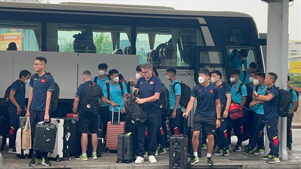 U22 Việt Nam tại sân bay Tân Sơn Nhất ngày 26/4, lên dường sang Campuchia. Ảnh: Thanh Vũ.