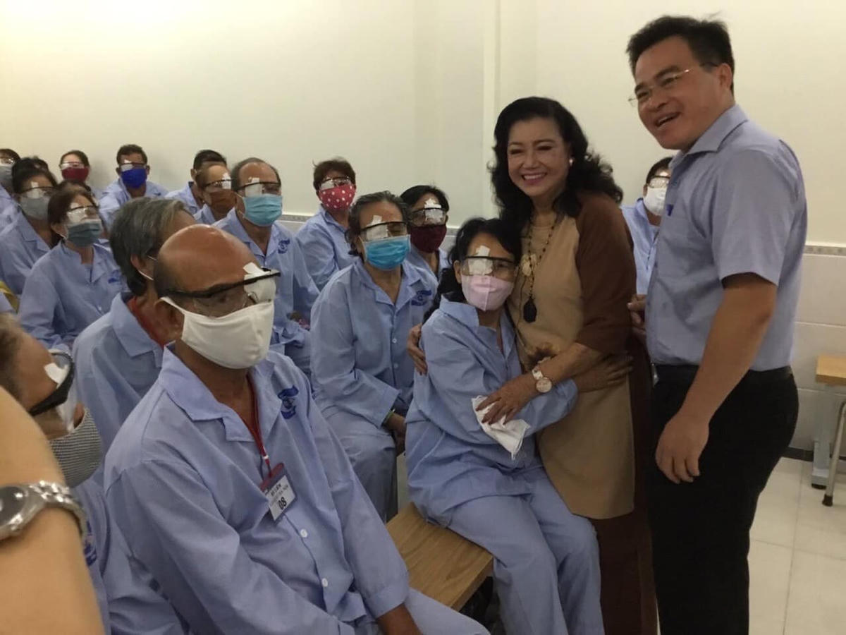 NSND Kim Cương tham gia đoàn khám chữa bệnh cho bệnh nhân nghèo.