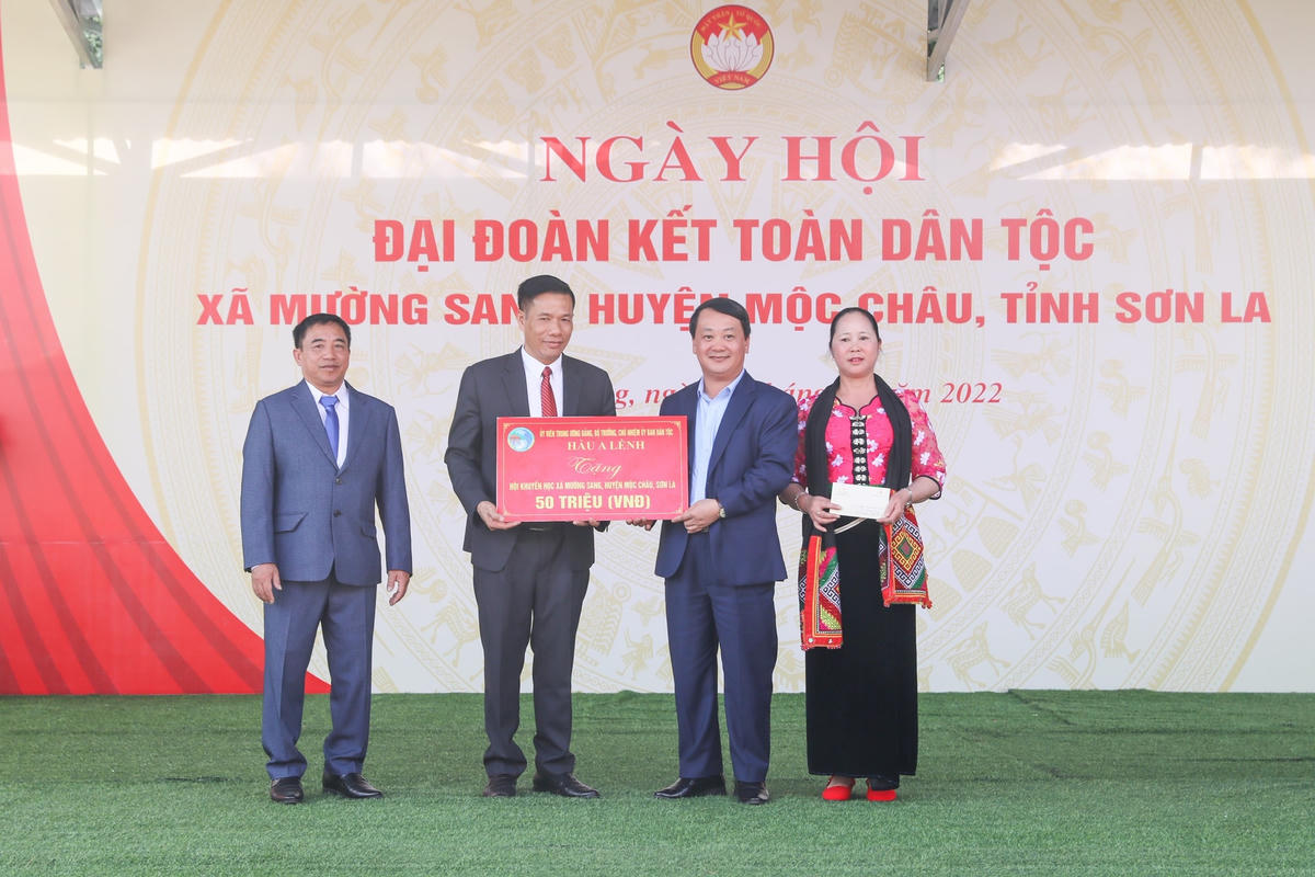 Bộ trưởng, Chủ nhiệm Ủy ban Dân tộc Hầu A Lềnh trao tặng Quỹ Khuyến học xã Mường Sang 50 triệu đồng.