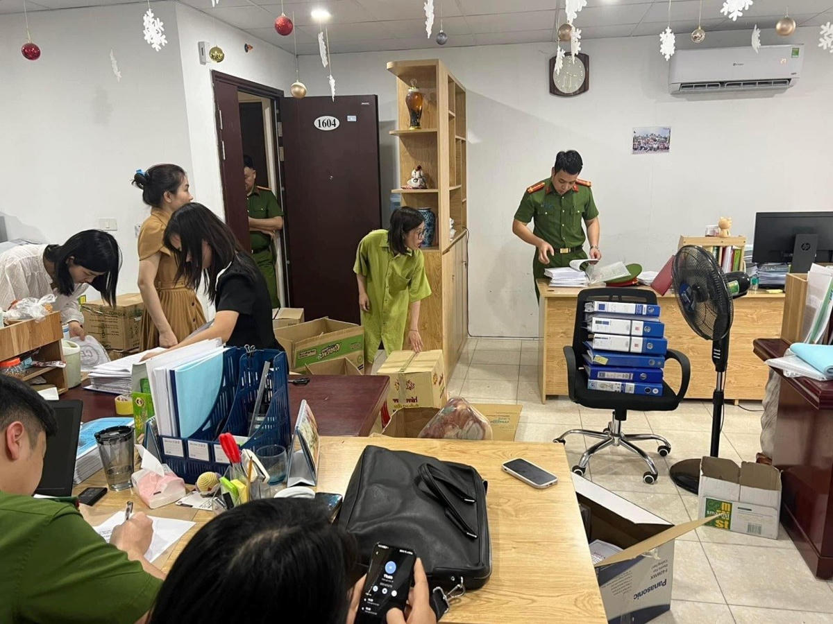 Cơ quan Công an tiến hành khám xét khẩn cấp nơi ở và nơi làm việc của các đối tượng để thu thập các tài liệu chứng cứ có liên quan. Ảnh: Công an tỉnh Phú Thọ