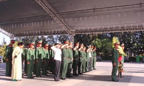 Các đại biểu dâng hương tại Khu tưởng niệm chiến sĩ Gạc Ma.