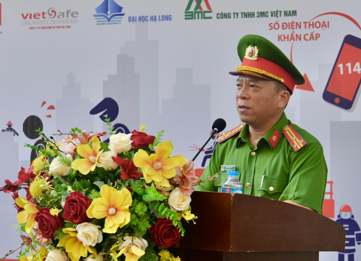 Thượng tá Mai Văn Anh, Phó trưởng Phòng Cảnh sát PCCC&CNCH (Công an tỉnh Quảng Ninh) phát biểu khai mạc chương trình.