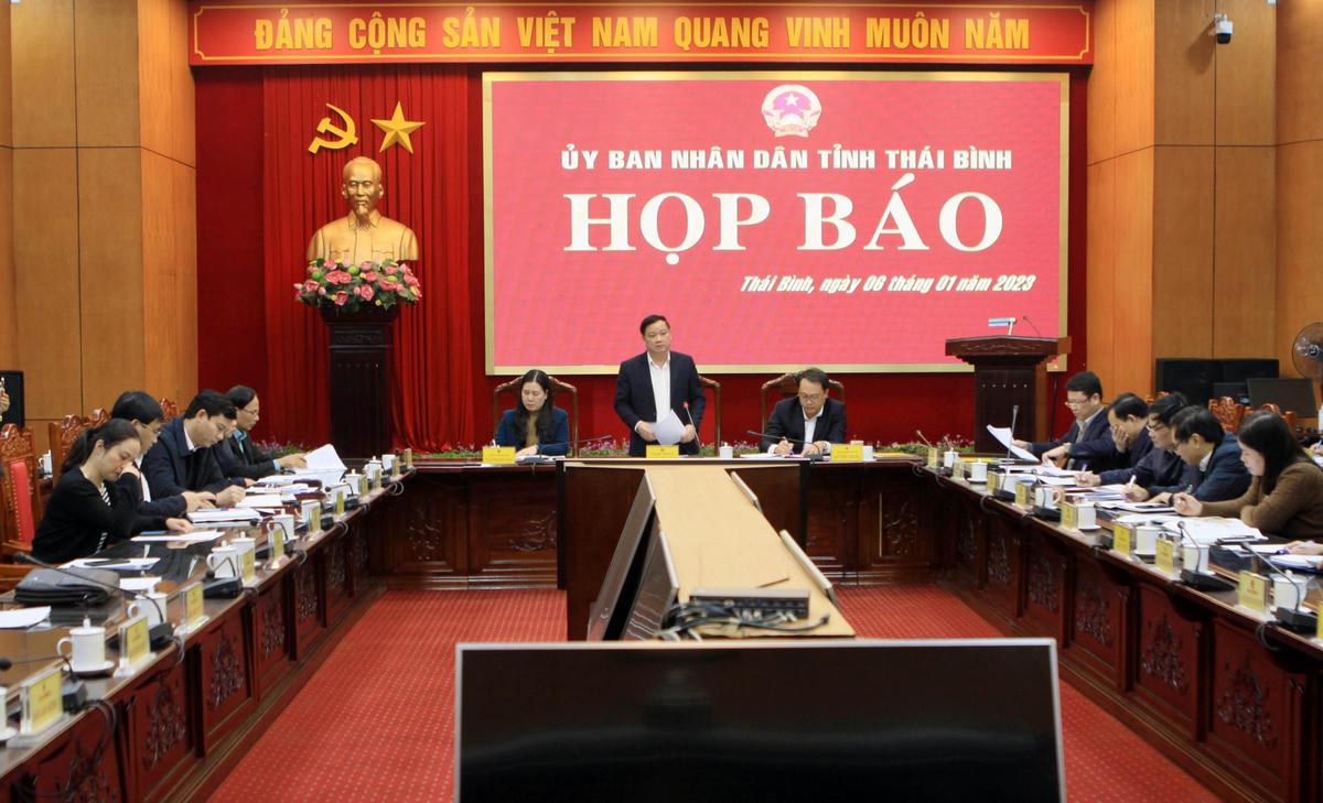 Chủ tịch UBND tỉnh Thái Bình Nguyễn Khắc Thận thông tin tại buổi họp báo.