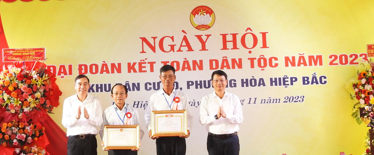Chủ tịch UBND TP Đà Nẵng Lê Trung Chinh và Chủ tịch Ủy ban MTTQ Việt Nam TP Đà Nẵng Ngô Xuân Thắng, tặng bằng khen cho  Ban công tác Mặt trận KDC số 10 phường Hòa Hiệp Bắc. Ảnh: Thanh Tùng.