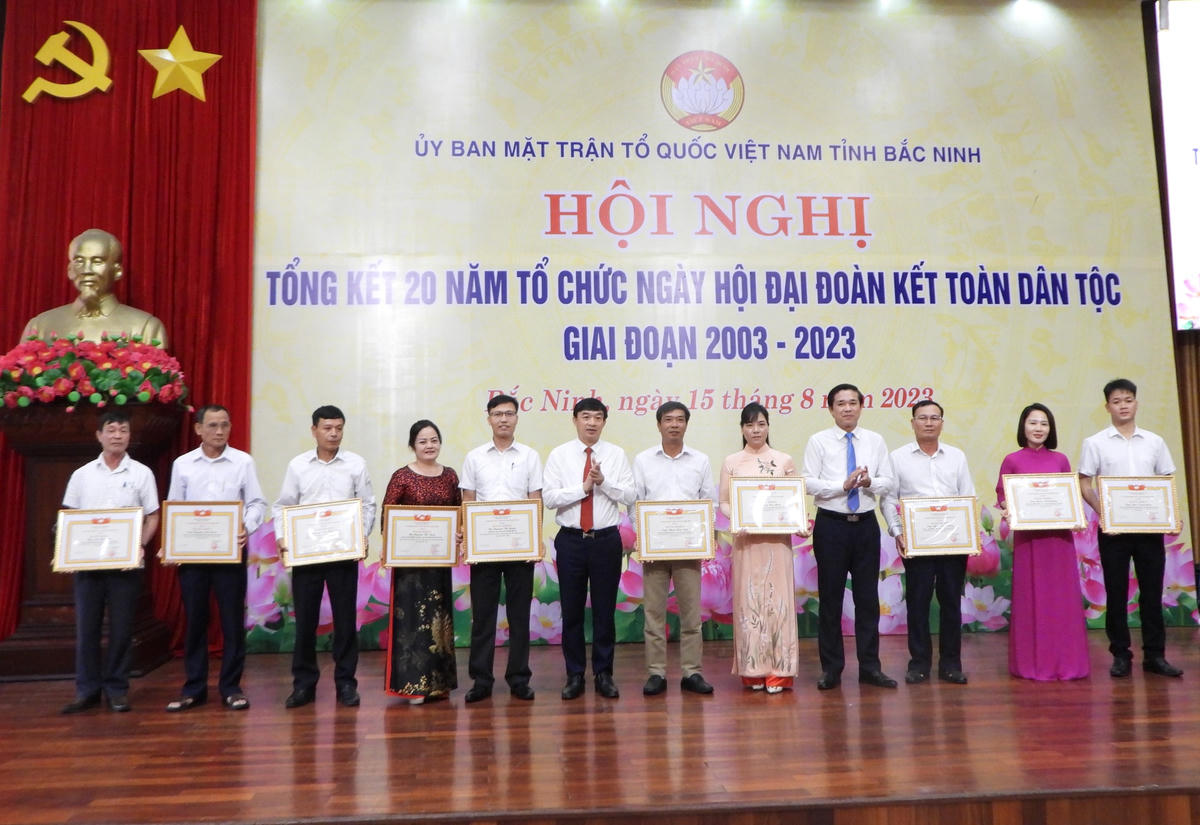 Chủ tịch Ủy ban MTTQ tỉnh Bắc Ninh Nguyễn Đình Lợi trao Bằng khen cho các tổ chức, cá nhân có thành tích xuất sắc trong 20 năm tổ chức Ngày hội Đại đoàn kết toàn dân tộc.