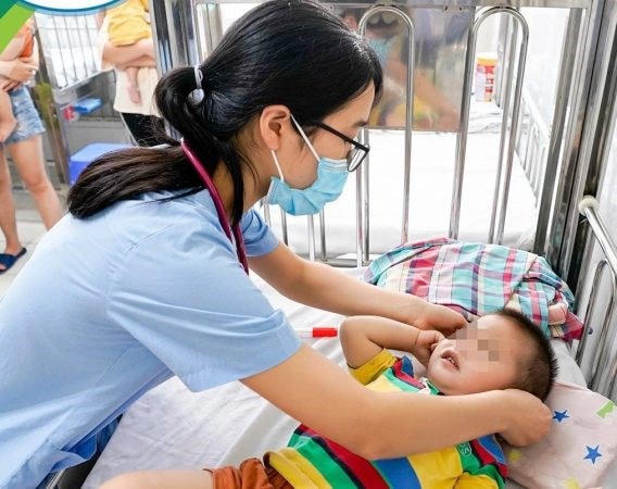 Điều trị trẻ mắc tay chân miệng tại Bệnh viện Nhi trung ương.     Ảnh: TTXVN.