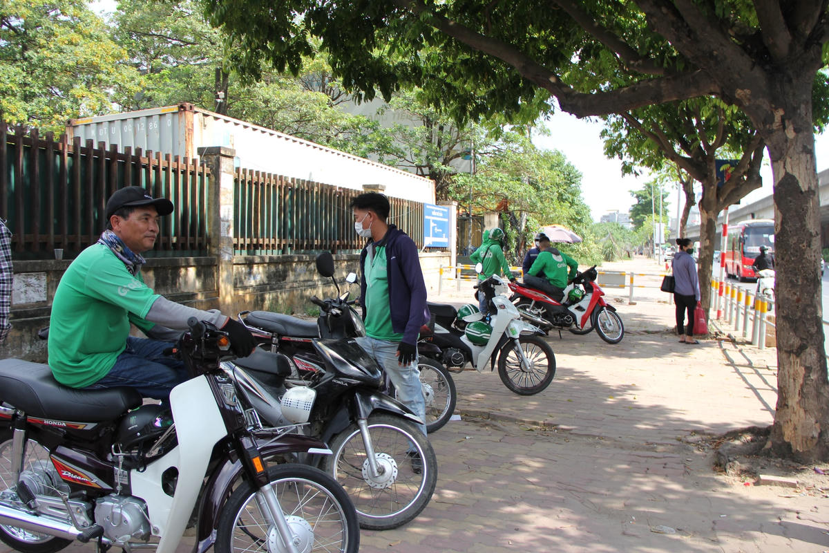 Còn không thì chọn cách nghỉ ngơi dưới bóng cây gần bến xe, cổng làng, trạm xe buýt để tiện đón khách.