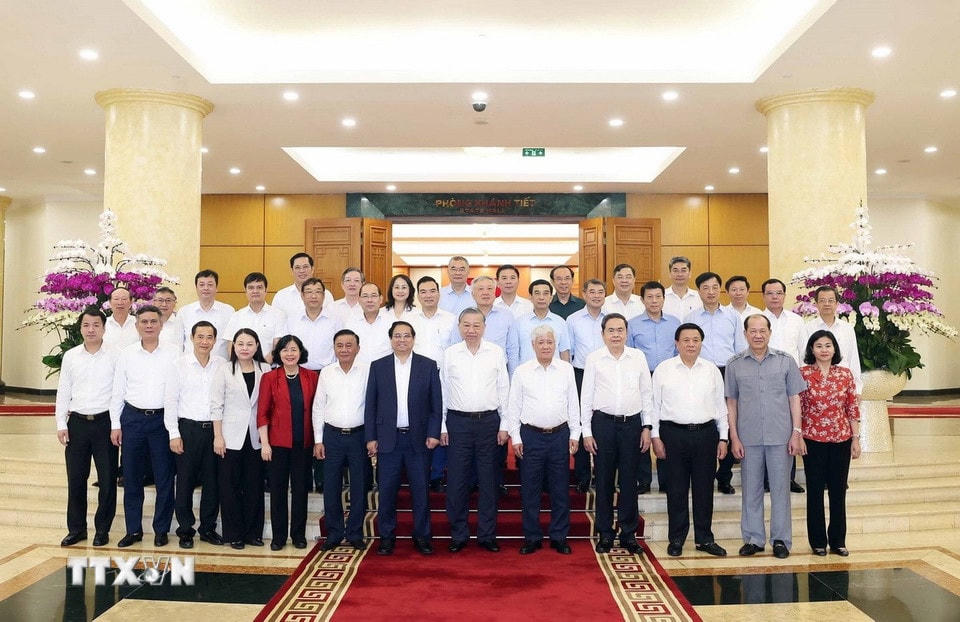 Tổng Bí thư Tô Lâm, các đồng chí trong Bộ Chính trị với Ban Thường vụ Đảng ủy Mặt trận Tổ quốc Việt Nam, các đoàn thể Trung ương. (Ảnh: Thống Nhất/TTXVN)