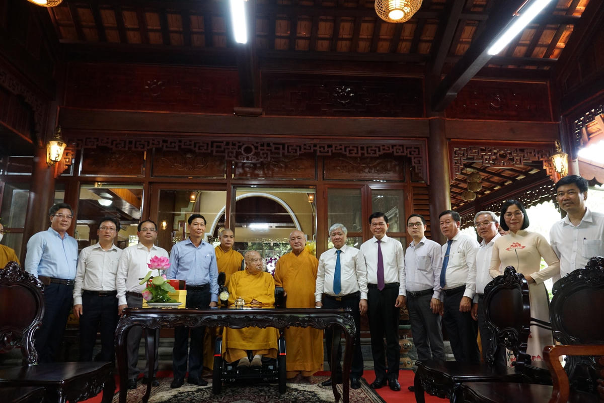 Đoàn công tác chụp hình lưu niệm cùng Hòa thượng Thích Thanh Từ.