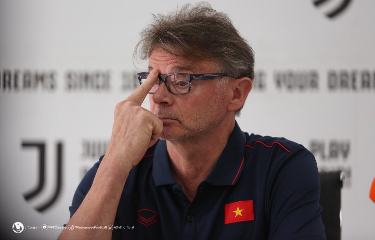 Không chỉ hướng tới SEA Games 32, HLV Philippe Troussier còn lên kế hoạch cho các mục tiêu phía trước của ĐTQG và U23 QG. Ảnh: Đức Đồng.  