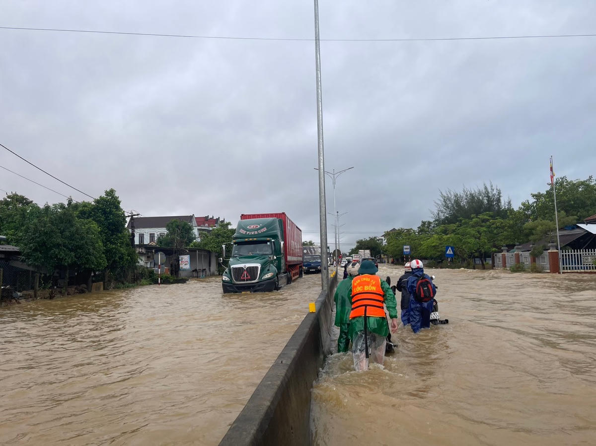 Đường Quốc lộ 1A đoạn qua xã Lộc Trì (TP Huế) bị ngập sâu. (Ảnh: CTV Đại Đoàn Kết).