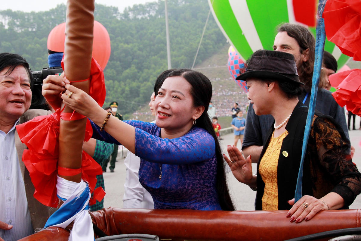 Lãnh đạo Hà Tĩnh tham gia bay trải nghiệm trên khinh khí cầu.