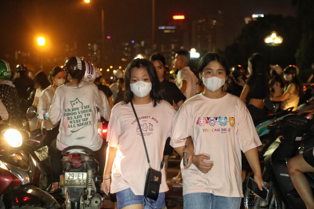 Nhiều người cũng tỏ ra tiếc nuối khi không có đủ điều kiện để mua vé xem trực tiếp nhóm nhạc thần tượng biểu diễn.