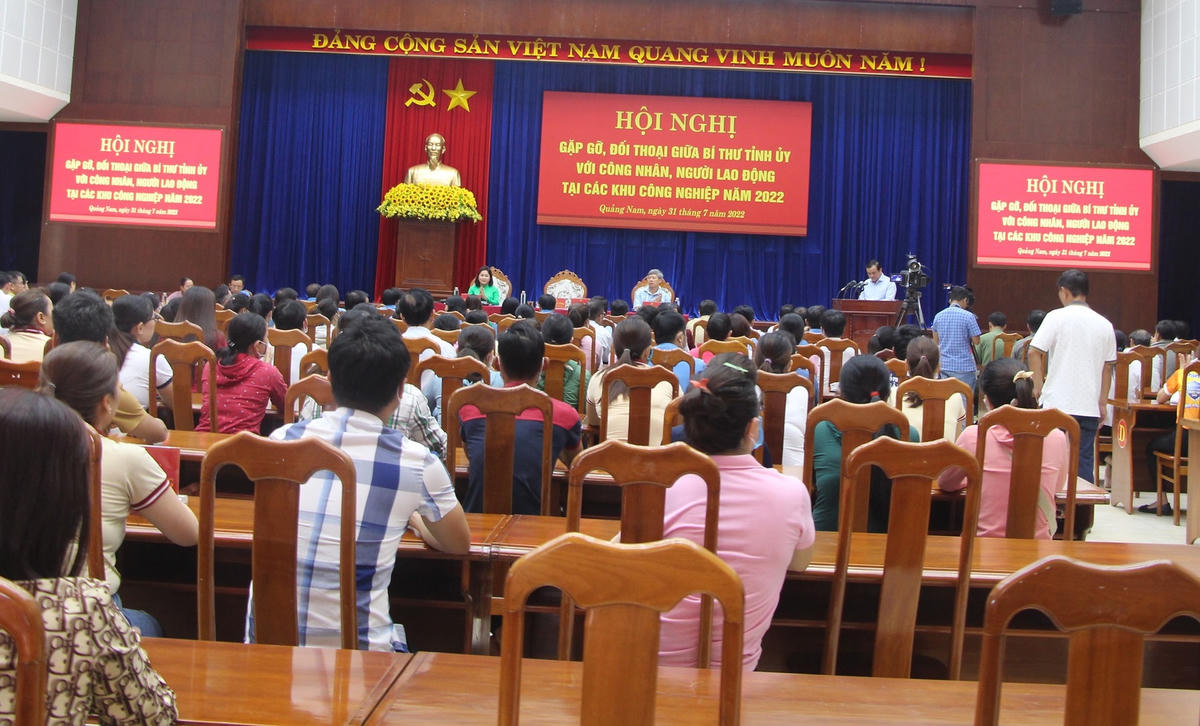 Quang cảnh hội nghị gặp gỡ, đối thoại giữa Bí thư Tỉnh ủy với CN, NLĐ.