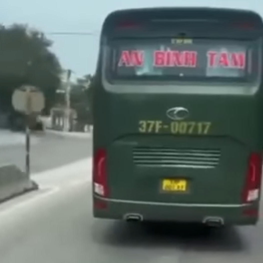 Theo đại diện nhà xe Nhuận Năm, ban đầu, xe khách của nhà An Bình Tâm đi trước nhưng có biểu hiện chèn ép, không cho xe của Nhuận Năm vượt lên.