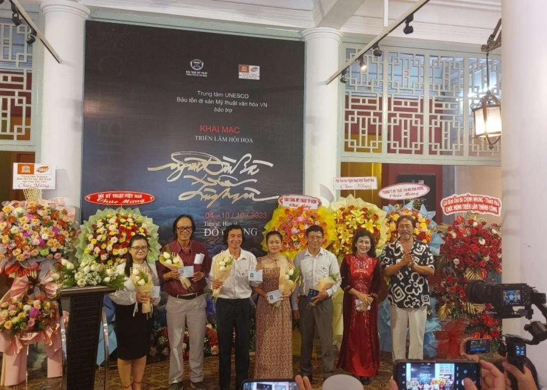 Khai mạc triển lãm tranh "Người đàn bà trên sông Ngân" của Họa sĩ Đỗ Chung. (Ảnh: Thanh Tình).