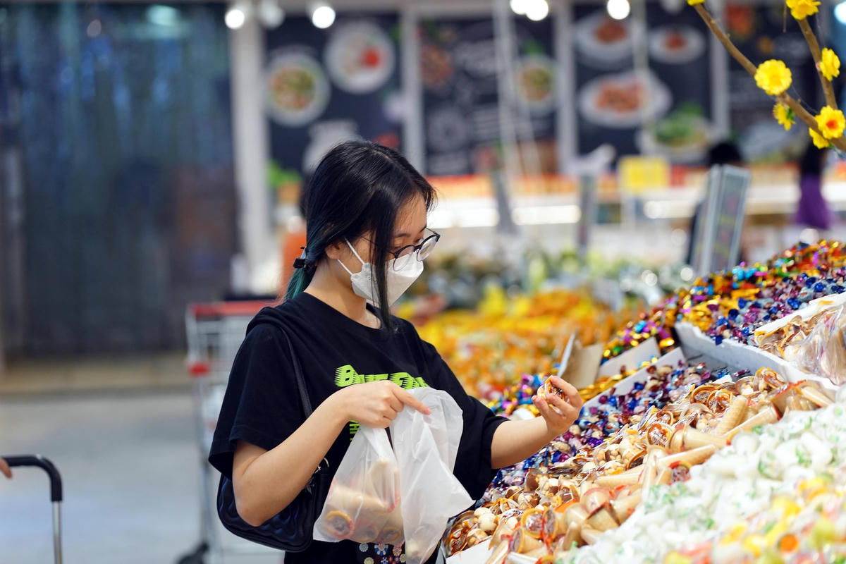 Bên cạnh niềm vui tăng lương, người tiêu dùng lại canh cánh nỗi lo tăng giá.