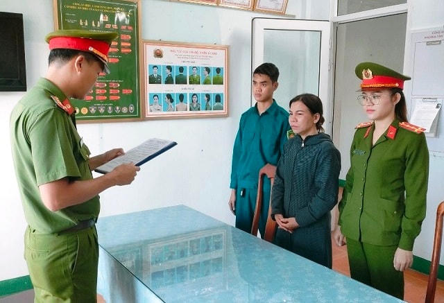 Lực lượng Công an đọc quyết định bắt đối tượng Nguyễn Thị Bé.