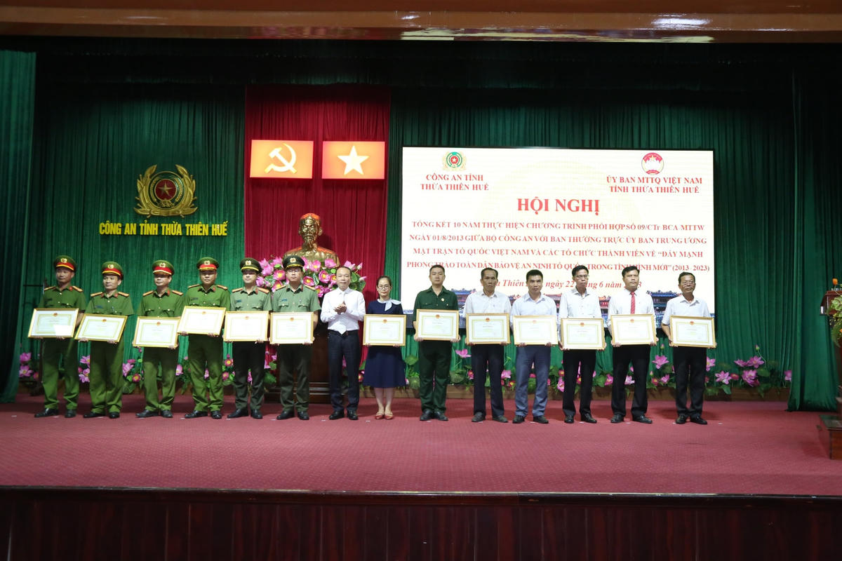 Ông Phan Quý Phương, Phó Chủ tịch UBND tỉnh Thừa Thiên - Huế tặng bằng khen cho các tập thể, cá nhân có thành tích xuất sắc trong thực hiện Chương trình phối hợp 09.