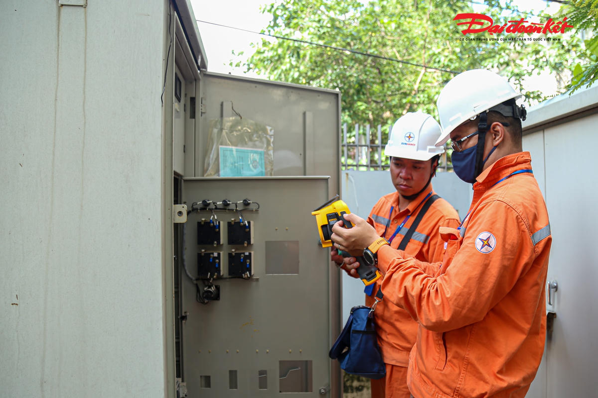 Anh Trần Văn Thái, nhân viên Công ty điện lực Nam Từ Liêm chia sẻ : “Kỳ thi tuyển sinh sắp đến gần, hàng ngày chúng tôi luôn túc trực ở các trạm biến áp của các hội đồng thi tuyển thuộc đơn vị quản lý. Từng chi tiết trong trạm biến áp đều phải kiểm tra, nếu có sự cố sẽ được sửa chữa, thay thế ngay lập tức. Để đảm bảo cho kỳ thi diễn ra thuận lợi, an toàn tuyệt đối".