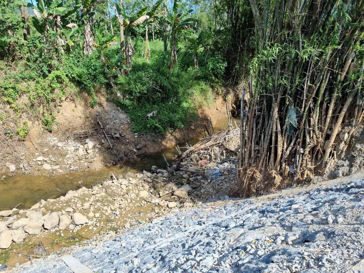 Sông ăn sát hộ dân Hoàng Văn Thành ở thôn chợ Cuồi, xã Tiến Hoá.