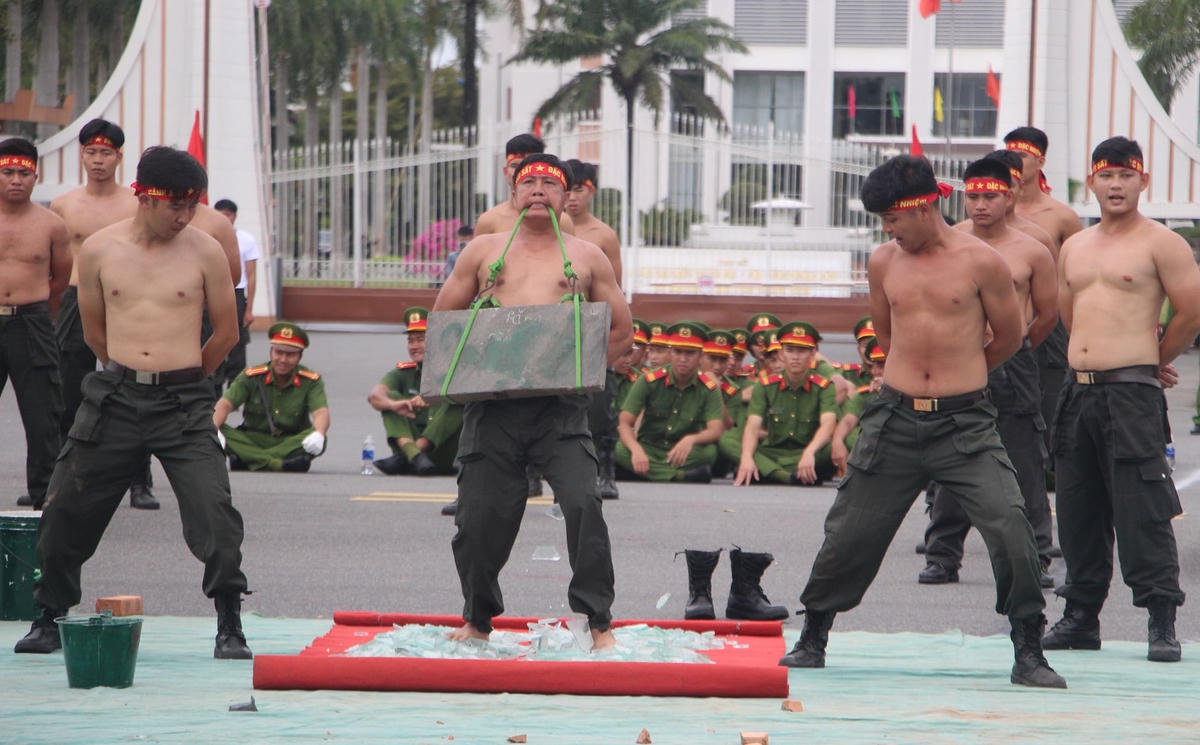 Chiến sĩ dùng nội công đi chân lên thủy tinh.