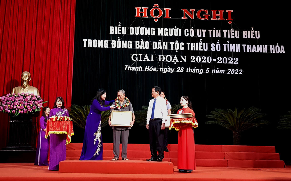 Bà Phạm Thị Thanh Thủy cùng lãnh đạo tỉnh trao bằng khen cho 60 cá nhân có thành tích xuất sắc trong xây dựng và phát huy khối đoàn kết toàn dân tộc và các phong trào thi đua yêu nước trong đồng bào dân tộc thiểu số tỉnh Thanh Hóa, giai đoạn 2020 - 2022.