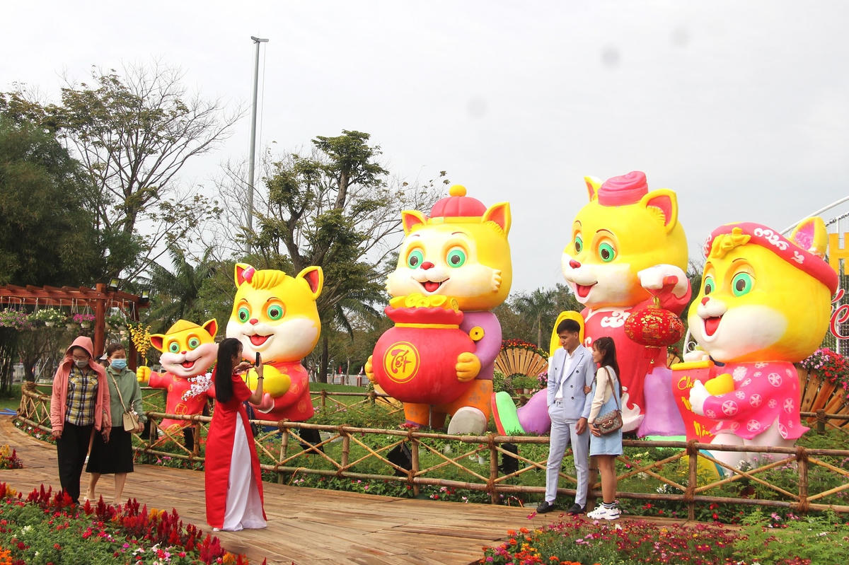 Những bạn trẻ chụp ảnh lưu niệm bên linh vật mèo.