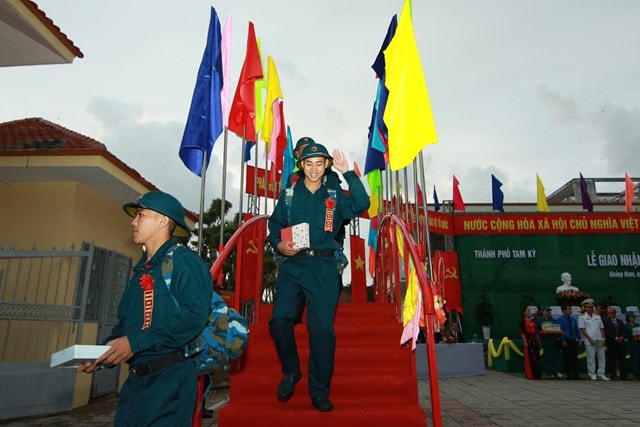 Các tân binh bước qua cầu vinh quang lên đường nhập ngũ.