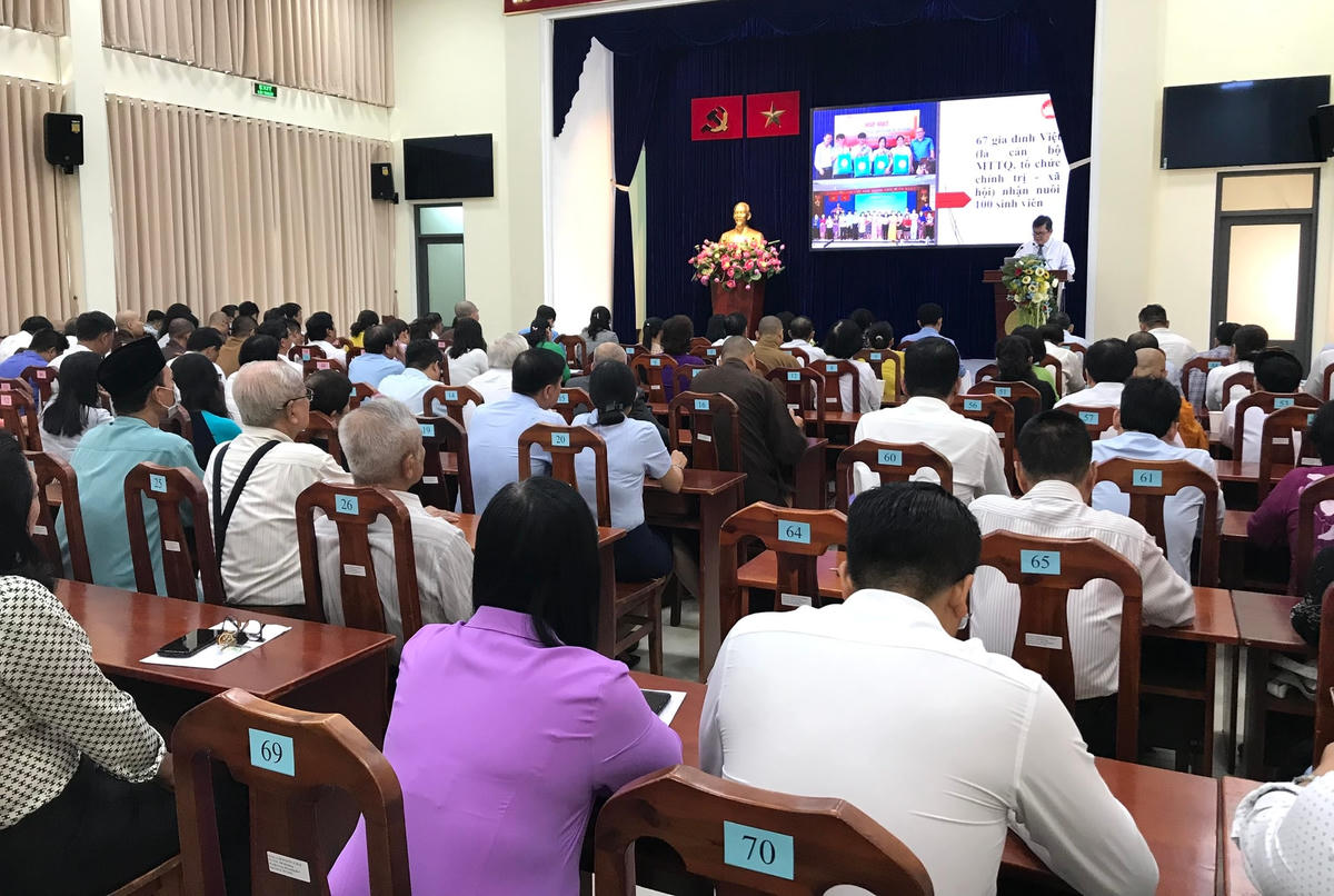 Quang canh hội nghị.