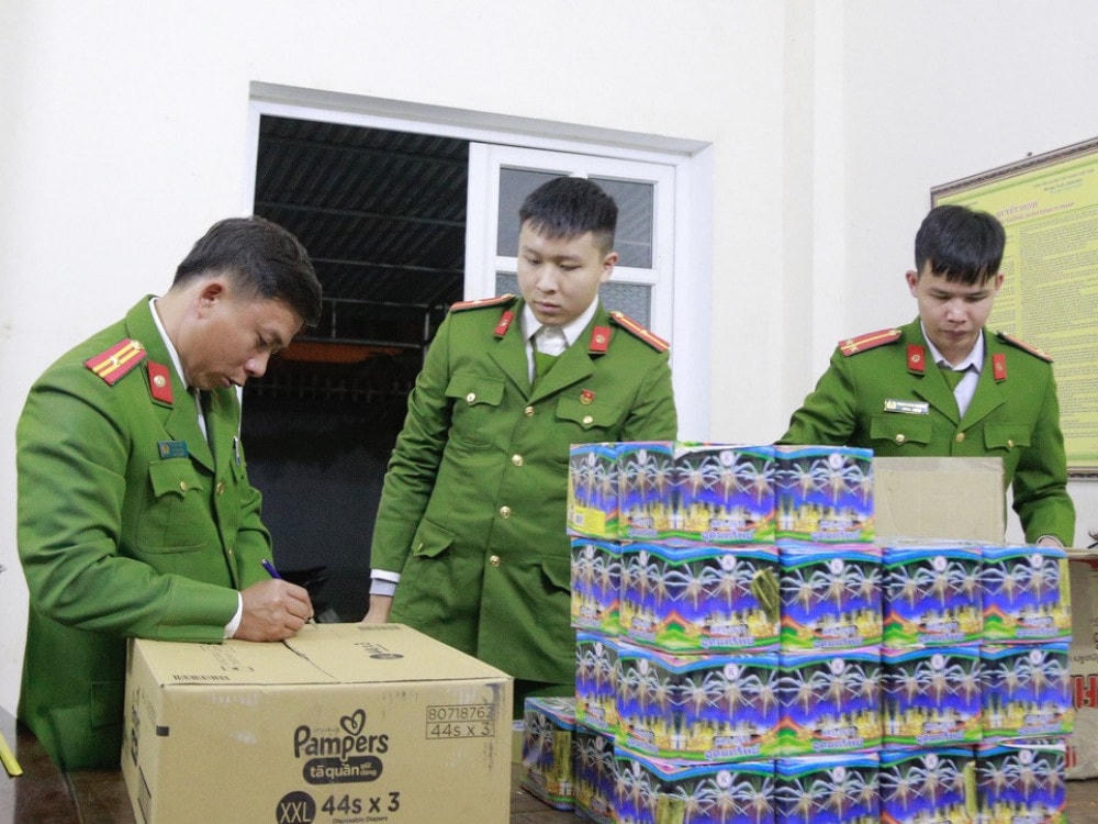 Cơ quan công an kiểm đếm, lập biên bản tang vật.