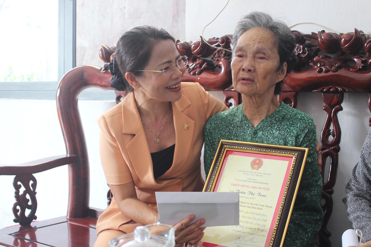 Bà Nguyễn Thị Phong Vũ, Chủ tịch Ủy ban MTTQ Việt Nam tỉnh Bình Định, thăm và chúc thọ cụ bà Trần Thị Trúc,thọ 90 tuổi, thôn định Tố, thị trấn Vĩnh Thạnh.