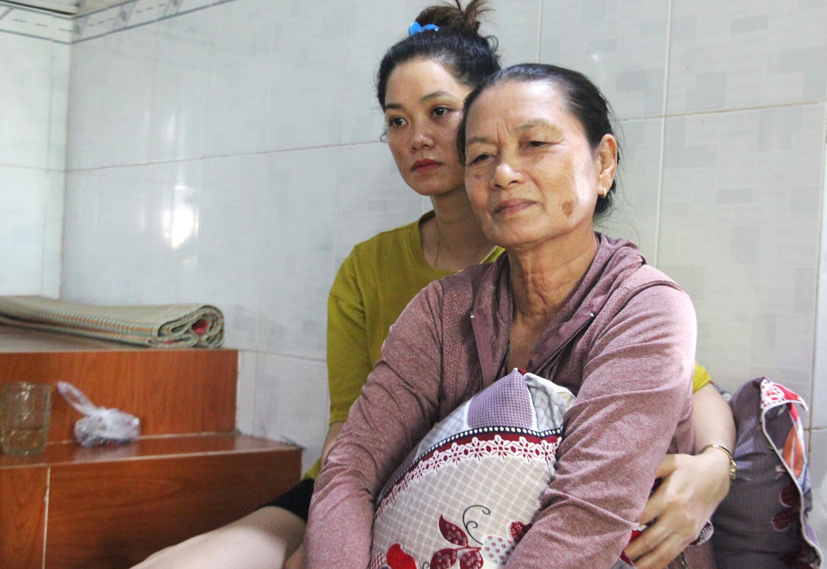 Bà Định Thị Thọ lo lắng khi chồng còn mất tích trên biển.