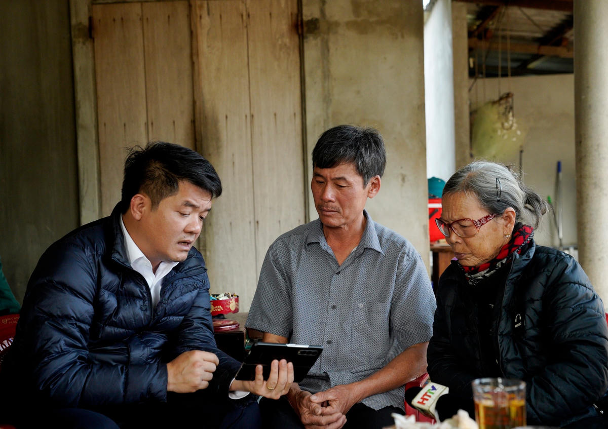 Cuộc gặp gỡ đầy xúc động giữa đoàn công tác tỉnh Hà Tĩnh với gia đình thân nhân liệt sĩ Cao Văn Tuất ở thôn Cao Thắng, xã Kỳ Xuân, huyện Kỳ Anh, Hà Tĩnh. Ảnh: Cẩm Kỳ  