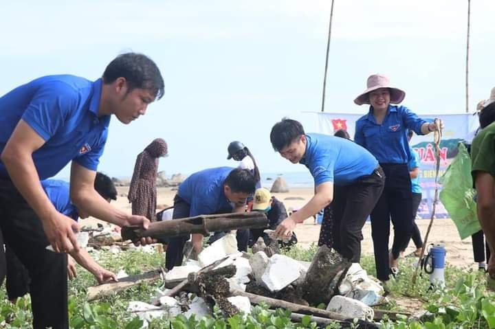 Anh Hùng huy động đoan viên, thanh niên dọn rác làm sạch bãi biển.