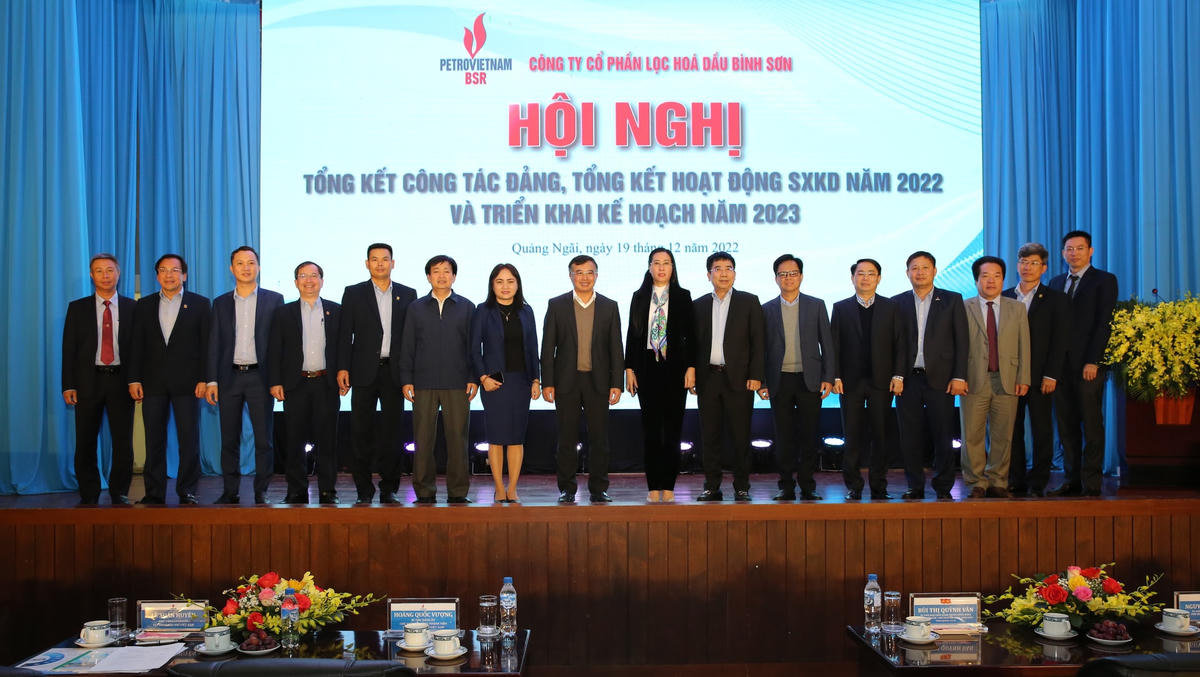 Lãnh đạo tỉnh Quảng Ngãi, Petrovietnam, BSR chụp ảnh lưu niệm sau Hội nghị.