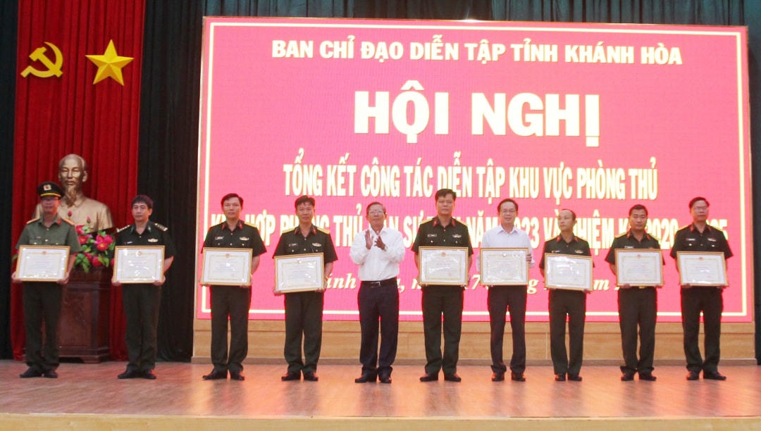 Ông Trần Ngọc Thanh, Chủ tịch Ủy ban MTTQ Việt Nam tỉnh Khánh Hòa,  trao Bằng khen cho các tập thể có thành tích xuất sắc trong tham gia diễn tập khu vực phòng thủ kết hợp phòng thủ dân sự tỉnh năm 2023.